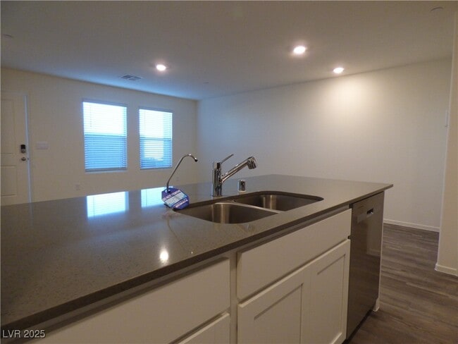 Building Photo - 9428 Emerald Mesa St