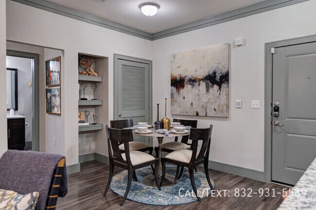 Building Photo - 1 Month Free on a Gorgeous 2/2!