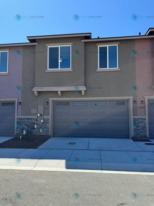 Building Photo - Half month FREE!!! Luxury and Convenience: Fully Equipped 3-Bedroom 2.5 Bathroom 2 car garage Con...