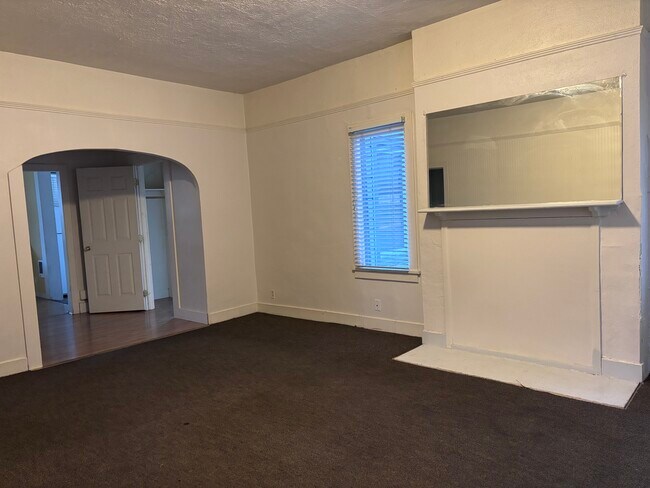 Building Photo - 605 NE Campus St