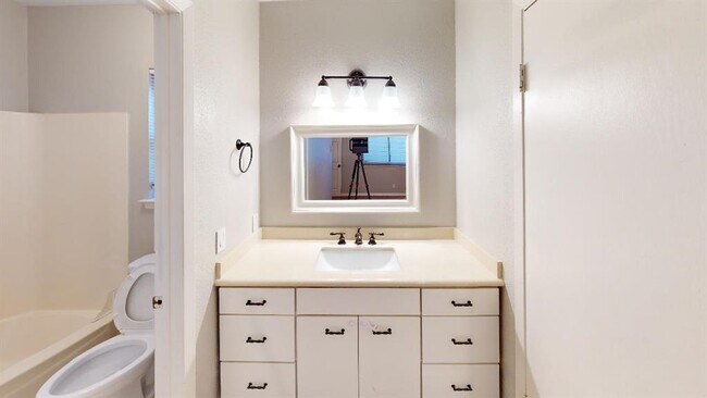 Building Photo - 10214 Missel Thrush Dr