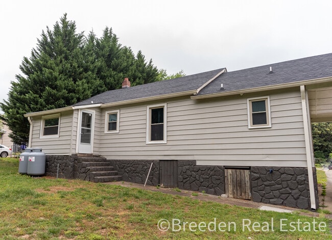 Building Photo - 112 Woodman St