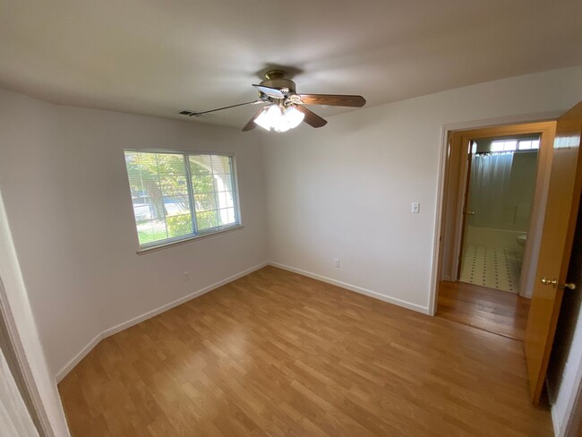 Building Photo - NE Visalia home available now!