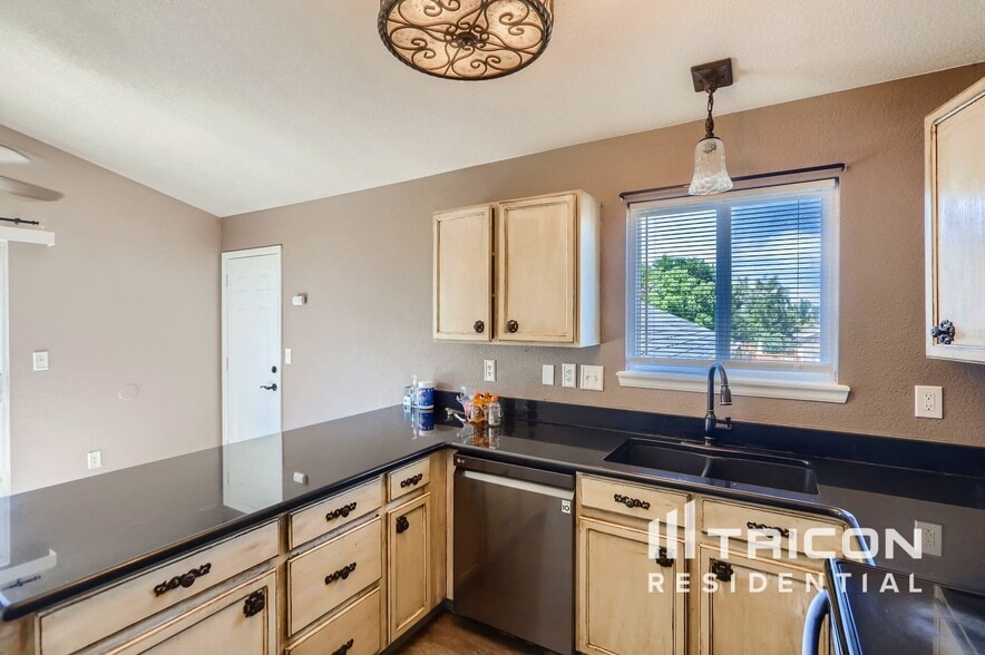 Building Photo - 21898 E Alamo Ln