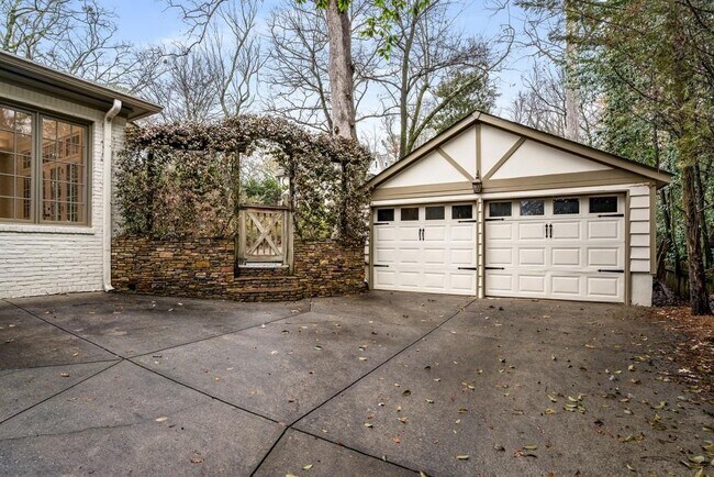 Building Photo - 2896 N Hills Dr NE