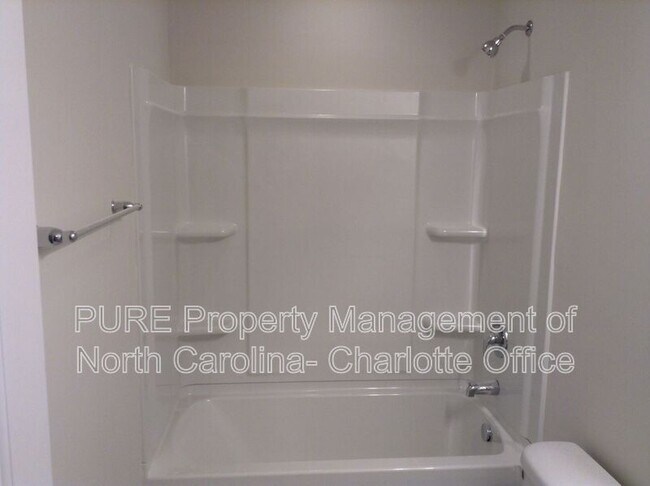 Building Photo - 613 Oak Forest Lane