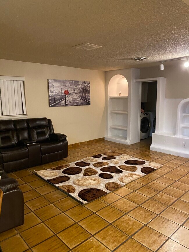 Building Photo - 1724 Griffith Ave