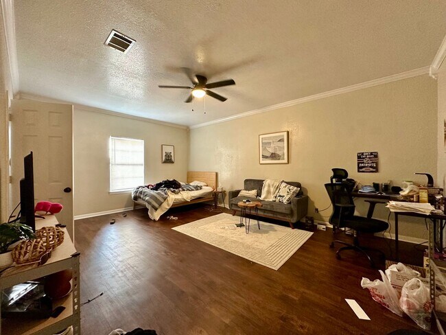Building Photo - Spacious 4/2 Walking Distance to Baylor Ca...