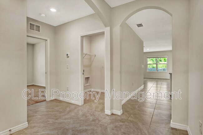Building Photo - 165 Birch Tree Pl