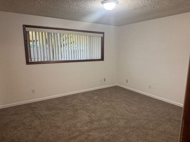 Building Photo - Large 2 bedroom duplex