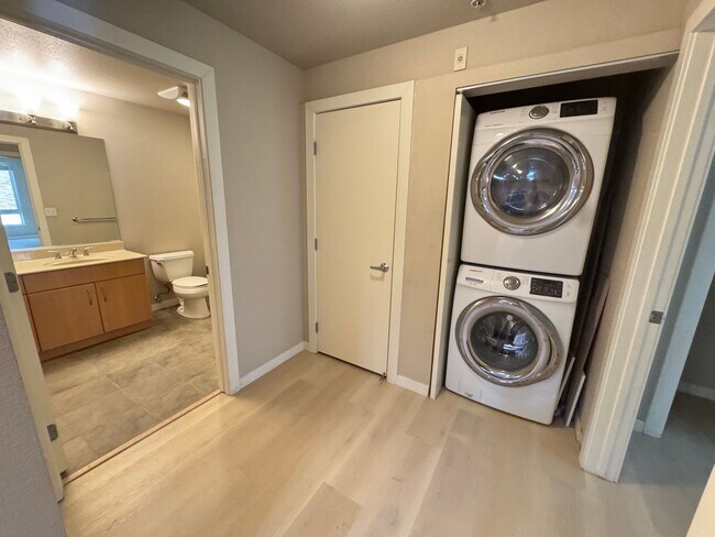 Building Photo - 1BED/1BATH CONDO AVAILABLE FOR RENT NEAR LAKE MERRIT IN  DOWNTOWN OAKLAND, CA!!!