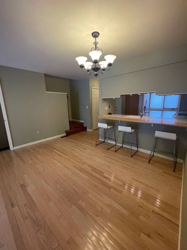 Building Photo - Updated End-Unit Condo in Earhart Village – Prime Location!