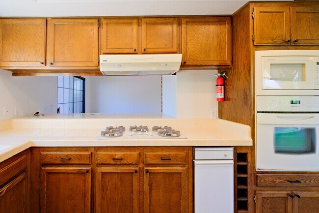 Building Photo - Gorgeous 3 Bedroom with office or separate...