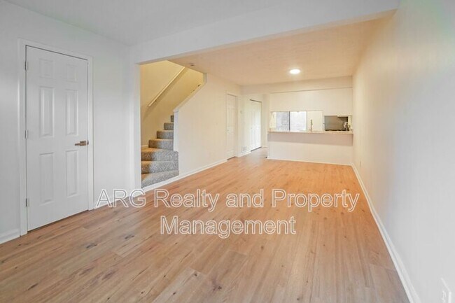 Building Photo - 7042 Oakhill Cir