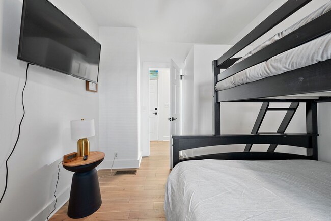 Building Photo - Updated Bungalow, Steps from Short North and OSU