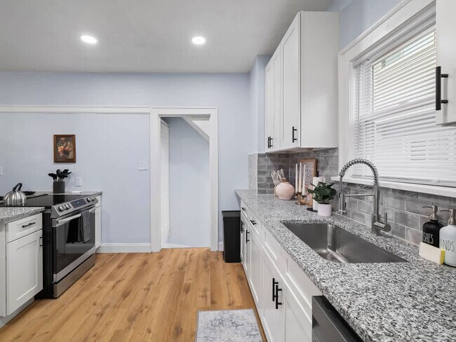 Building Photo - 2010 Chesterland Ave