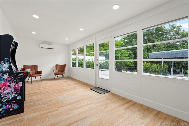 Building Photo - 30 SW Hideaway Pl