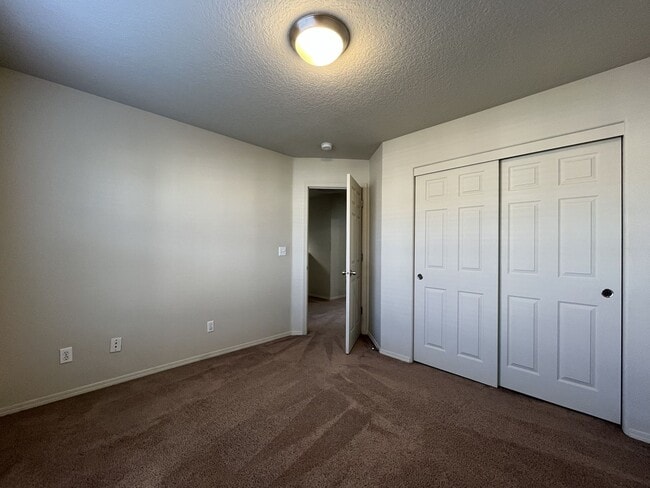 Building Photo - Charming 3-Bed, 3-Bath Home with Bright Ki...