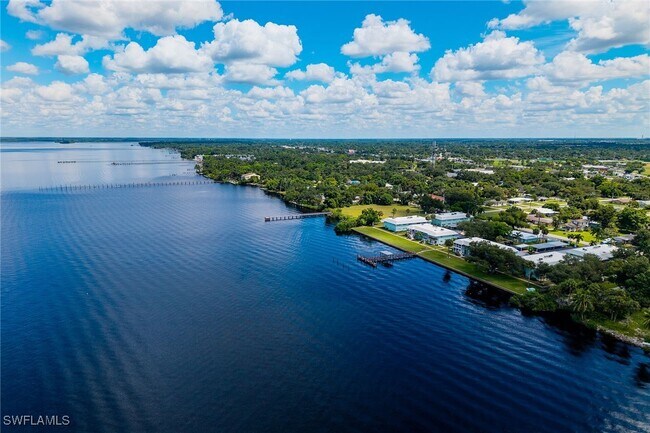 Building Photo - 3225 E Riverside Dr