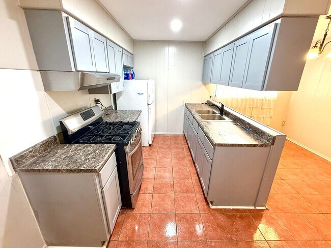 Building Photo - Charming 2-Bedroom Home with Flex Room & Gated Entry