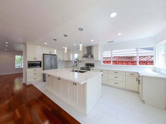 Building Photo - 3104 San Andreas Dr