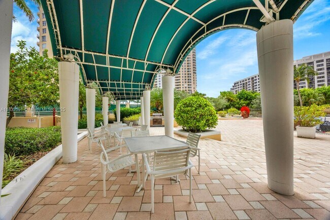 Building Photo - 888 Brickell Key Dr