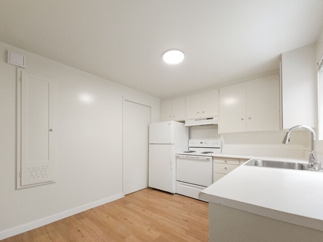Building Photo - Serene Lake Union Apartment with Scenic Vi...