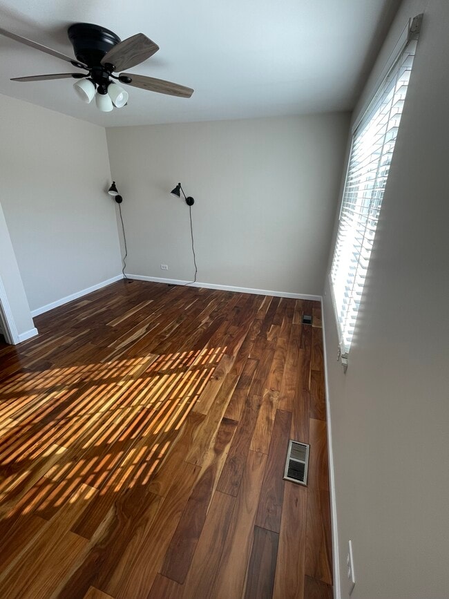 Building Photo - 357 Persimmon Ct