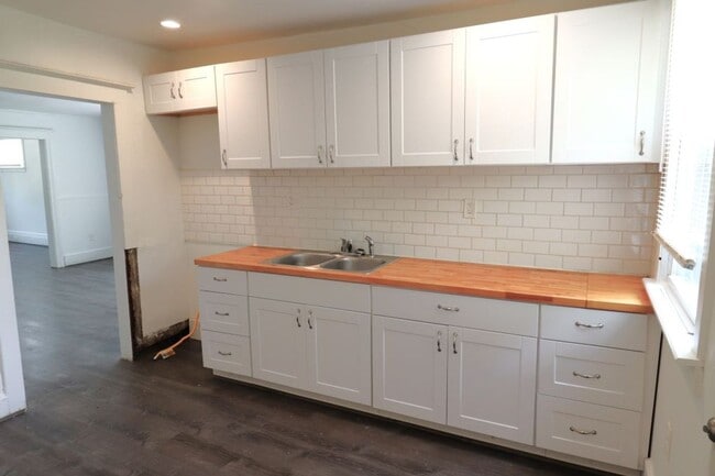 Building Photo - $1,300 - Newly 3 Bedroom 2 Bath