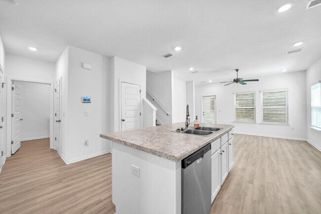 Building Photo - 30 Sandywoods Ct