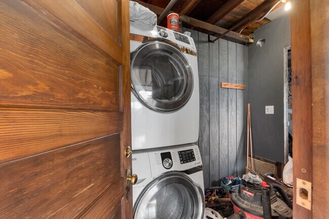 Building Photo - 1409 Avon Park Ter