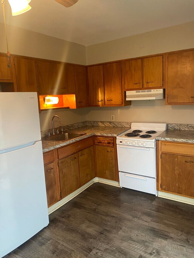 Building Photo - 104 N Brookwood Way