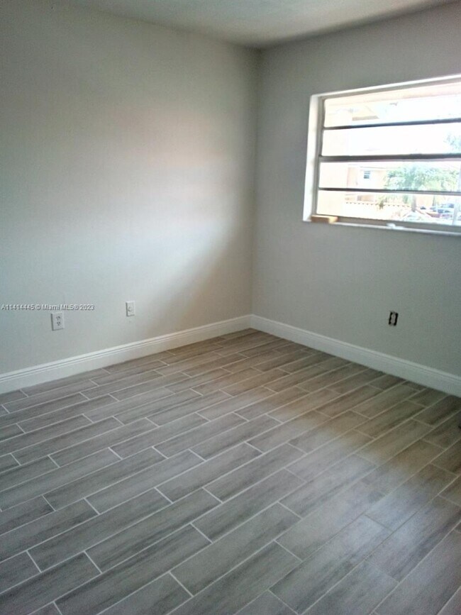 Building Photo - 550 SW 115th Ave