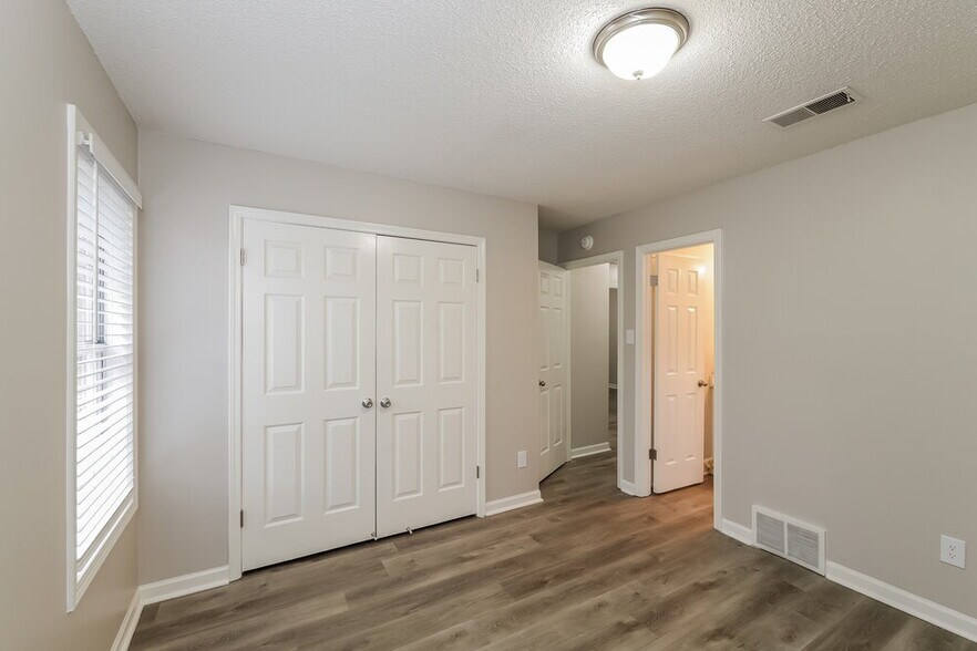 Building Photo - 5733 Crievewood Dr