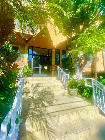 Building Photo - 909 Palm Ave