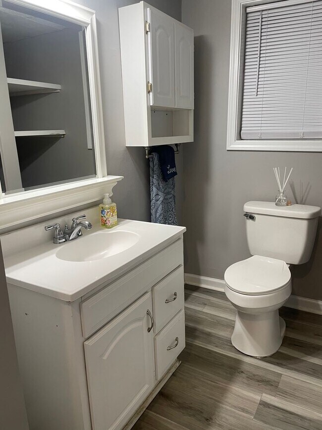 Building Photo - 2 Bedroom Home with Large Backyard Deck