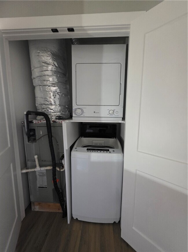 Building Photo - 2402 SE Jayel Terrace