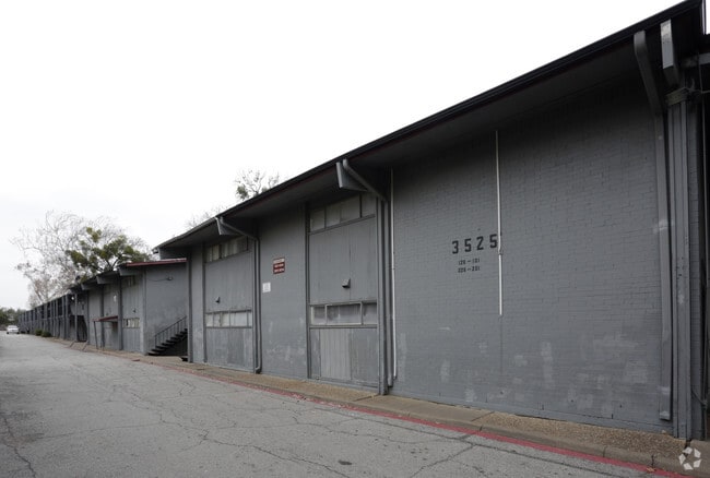 Building Photo - Oaks at Five Mile