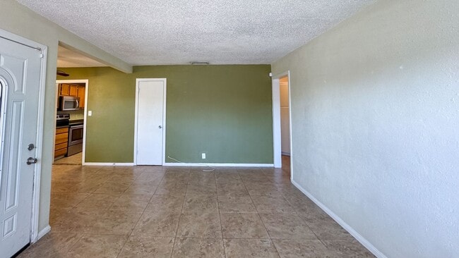 Building Photo - 3-Bed, 2-Bath Single Story Home with Big Y...