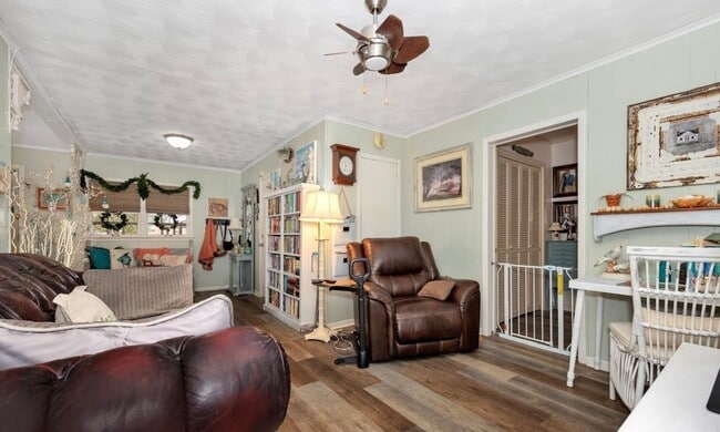 Building Photo - Charming 3 Bedroom, 2 Bathroom Home in Dec...
