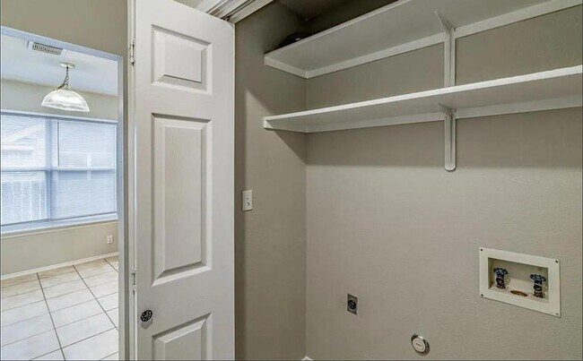 Building Photo - 702 Thrush Dr