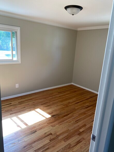 Building Photo - 422 Theodore Dr