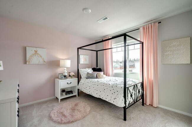 Building Photo - Modern 4 bedroom with den and neighborhood pool!