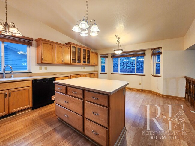Building Photo - Spacious Silverdale Tri-Level with Hot Tub & Stylish Kitchen