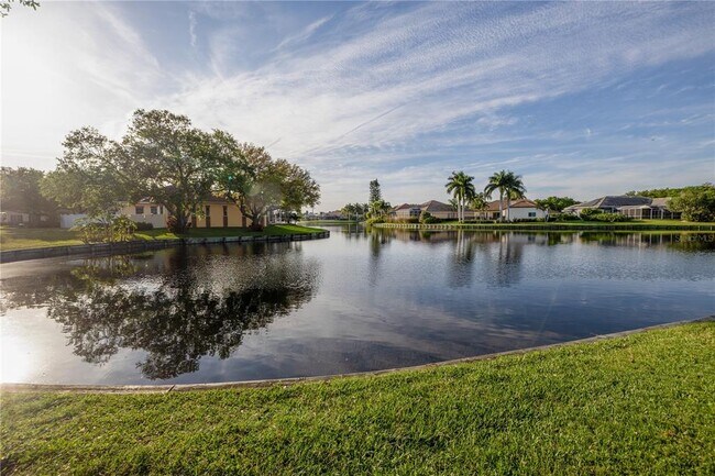 Building Photo - 4832 Queen Palm Terrace NE