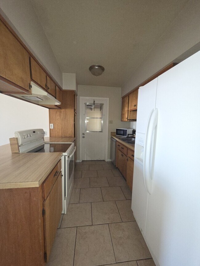 Building Photo - 4 Bedroom 2 bath in Tempe