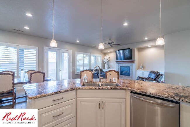 Building Photo - Stunning 2 Bedroom Fully Furnished Home. Community Pool & Mini Golf!