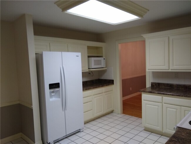 Building Photo - 2030 N Hailey Dr