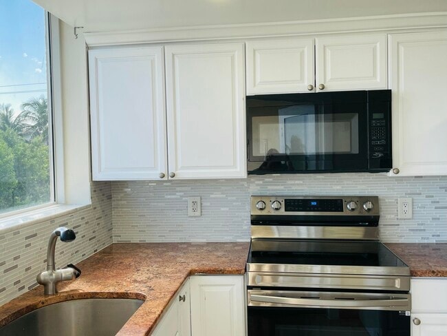 Building Photo - 1237 Hillsboro Mile