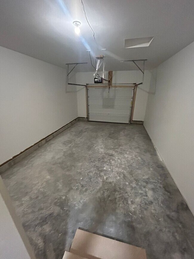 Building Photo - Beautiful 3 bed, 2 bath Hamilton home